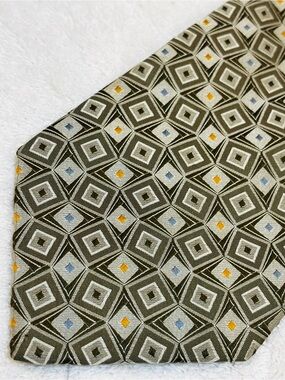 Brand New Stylish Tie By Geoffrey Beene